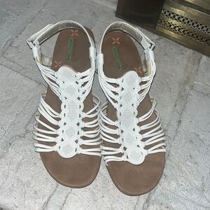 Baretraps white spring sandals with Velcro closure memory goal size 11M